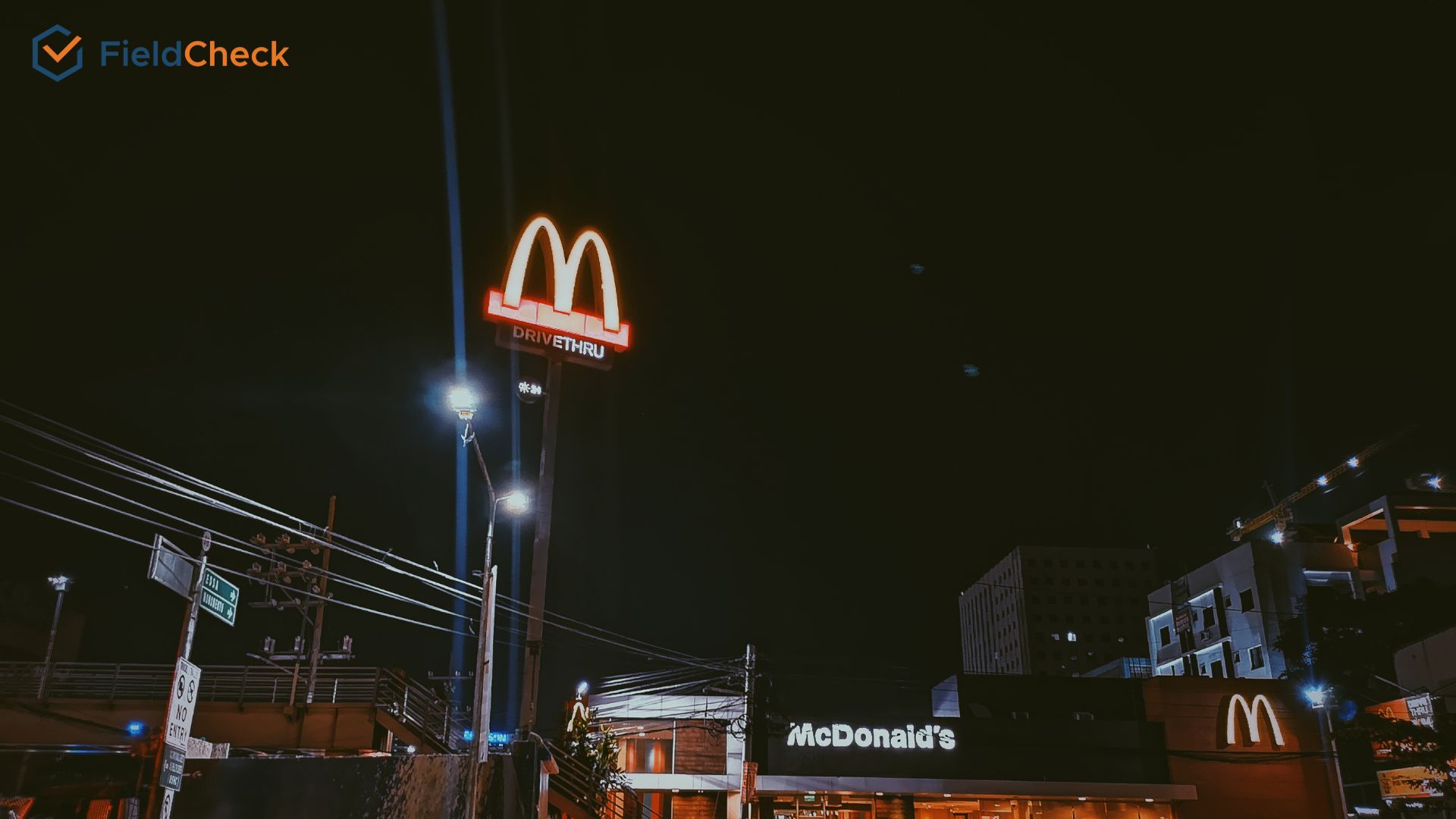 Bảng chỉ dẫn ngoài trời của McDonalds